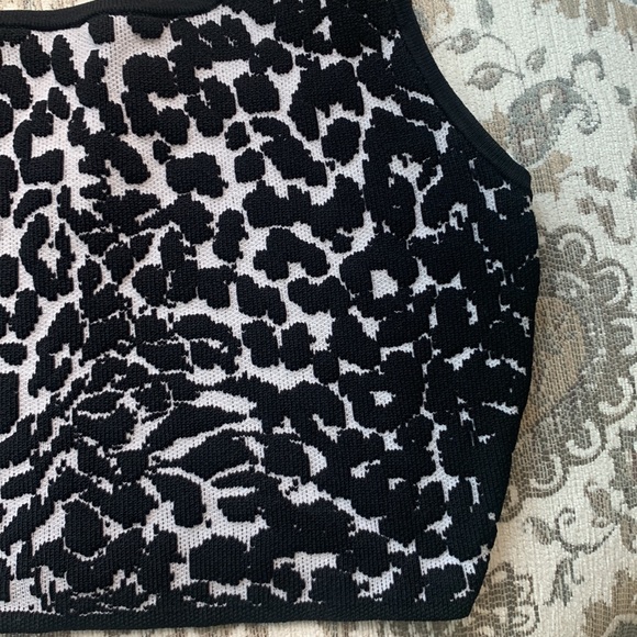 Babaton. Scoop neck crop top - Picture 2 of 5